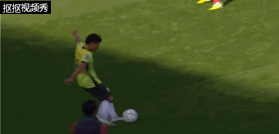 李昊高高跃起摘下任意球