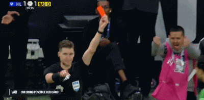 裁判对阿奇迪出示红牌