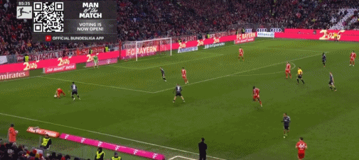 金玟哉解围将球踢到卡利穆恩多身上弹进球门，拜仁3-2法兰克福