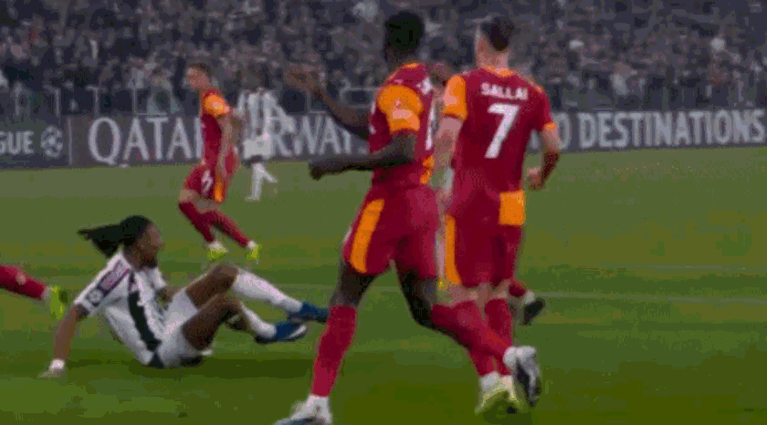 图拉姆禁区内被铲倒