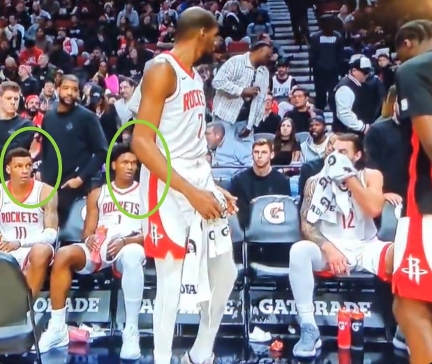 杜兰特怒砸水瓶吓呆队友