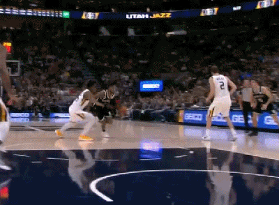 拉塞尔在一次突破急停瞬间膝盖受伤