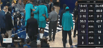 马文被队友搀扶离场