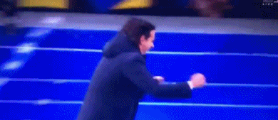 在此前进行的欧联杯1/8决赛中，拉齐奥客场2-0击败基辅迪纳摩，总比分4-2晋级下一轮，本场比赛中，在德弗里为拉齐奥打进第二球时，场边的小因扎吉显得十分的激动，他握紧双拳奔跑着庆祝，无奈脚底一滑，他以一个滑稽的样子滑倒了。