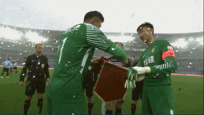 双方门将球衣颜色“雷同”