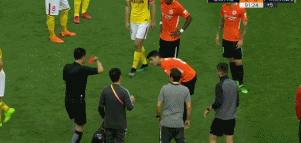 裁判出示一黄一红