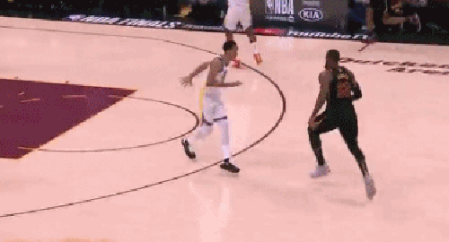 詹姆斯坦克式上篮这眼神太吓人