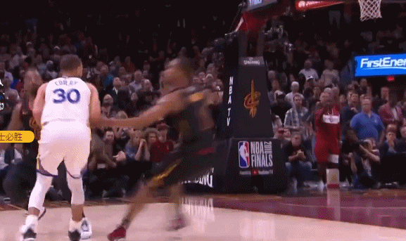库里助攻追梦暴扣杀死比赛