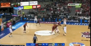 在对抗中冷静突破助攻队友