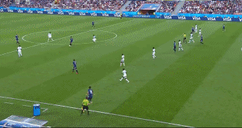 酒井宏树奋力追球