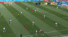 图2：巴拿马队展开边路突击。