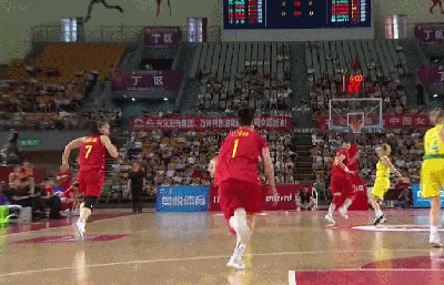 李缘精准长传连线李月汝轻松放篮