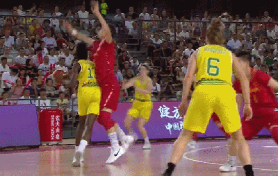 第三节开局的一记三分球成为澳大利亚队本节的全部得分