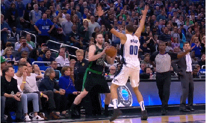 海沃德并没有给后场的欧文而是给了右侧底线的塔图姆