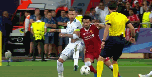 萨拉赫在与拉莫斯拼抢中受伤