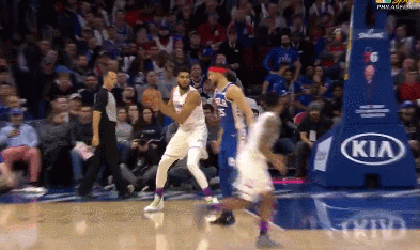 76人队巴特勒跟唐斯对位互不相让,倒地扑抢