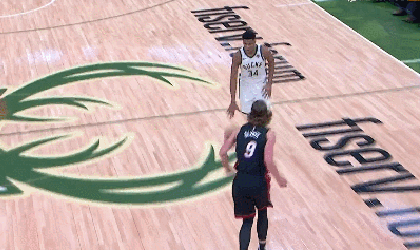 雄鹿队字母哥启动加速直接撞飞热火硬汉