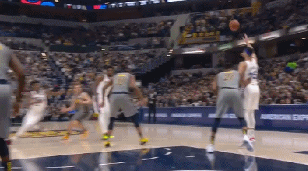 西蒙斯单手助攻巴特勒空切上篮