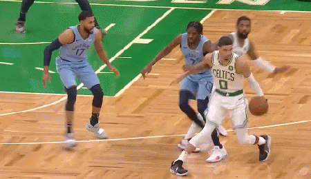 欧文强攻篮下以一敌二怒打2+1