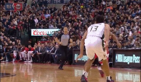 洛瑞倚着防守强行出手打进加罚