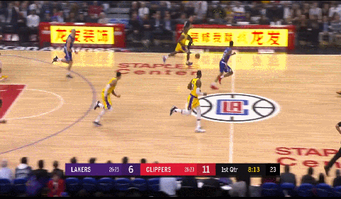 他终于回来了！詹姆斯转换上篮打进全场沸腾