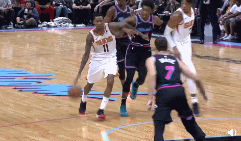 布克假动作点飞防守,底角空位三分一箭穿心