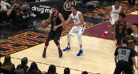 乐福转身过掉防守篮下强打三分