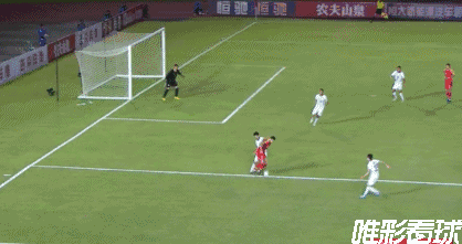 武磊禁区被拉倒