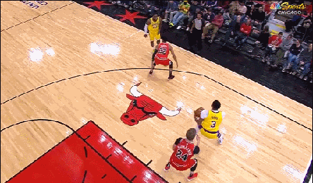 浓眉哥杀入篮下双手暴扣终结进攻