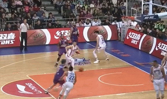 弗格击地分球张帆心领神会接球上篮