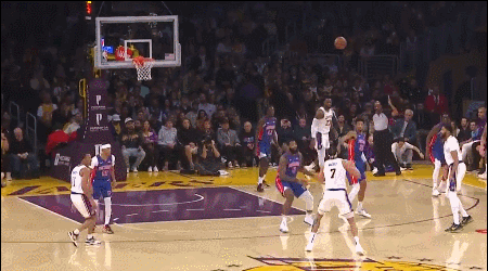 麦基接球远距离出手打板命中压哨三分