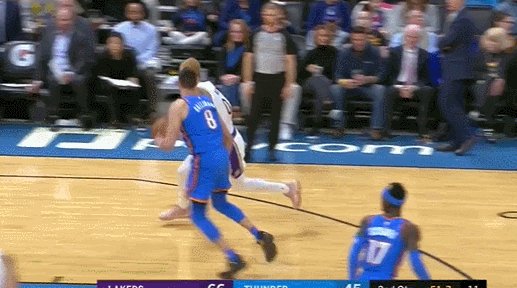 库兹马突破上篮打成2+1