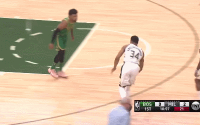 字母哥快攻反击大跨步单手隔扣