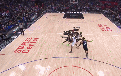 贝弗利强突内线顶着武神打成2+1