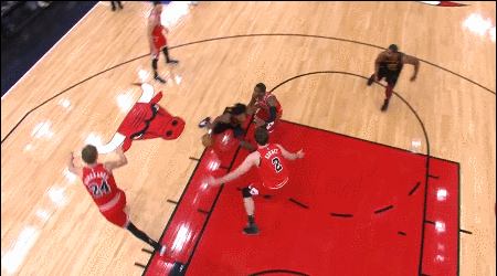 汤普森篮下横空跃起暴力虐框补扣