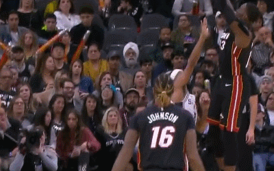 琼斯一飞冲天暴力补扣