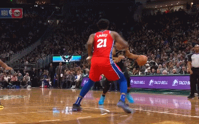 字母哥骚气转身过掉恩比德上篮