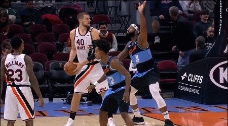 莫里斯高抛连线祖巴茨双手暴扣得分