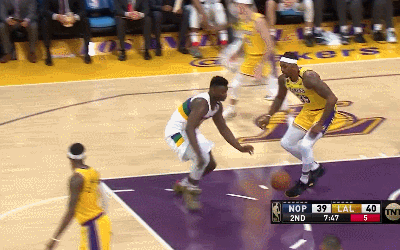 胖虎失误目送詹姆斯残暴隔扣