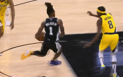 沃克罚球线三大步滑翔暴扣惊掉观众下巴