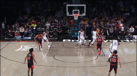 齐奥萨反击一大步躲过多人围堵挑篮得手