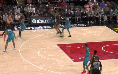 特雷杨助攻科林斯纵身一跃打三分