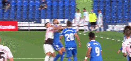 赫塔菲球员暴力肘击武磊