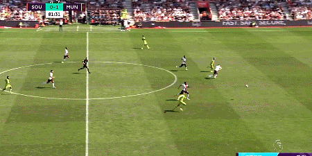 C罗在一次反击战中，被防守球员超车拦截