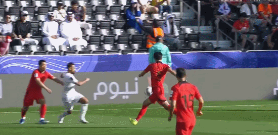 朴镕宇膝盖顶到巴林球员下巴