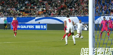 孙兴慜杀入禁区被绊倒，VAR复核约旦球员先碰到球