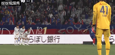 FC东京安斋飒马任意球踢到边网上