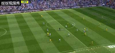 水晶宫边路传中，中路越位在先头球偏出