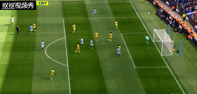 麦卡蒂头球偏出球门