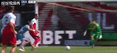 乌得勒支脚后跟射门被阿贾克斯后卫挡出